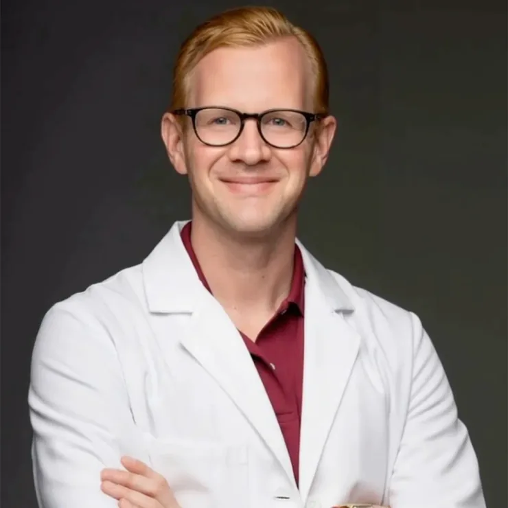Dr. Eric Wood im weißen Kittel