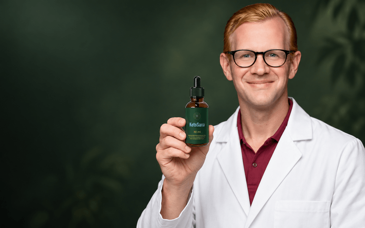 Dr. Eric Wood im weißen Kittel zeigt eine KetoSana Tropfenflasche